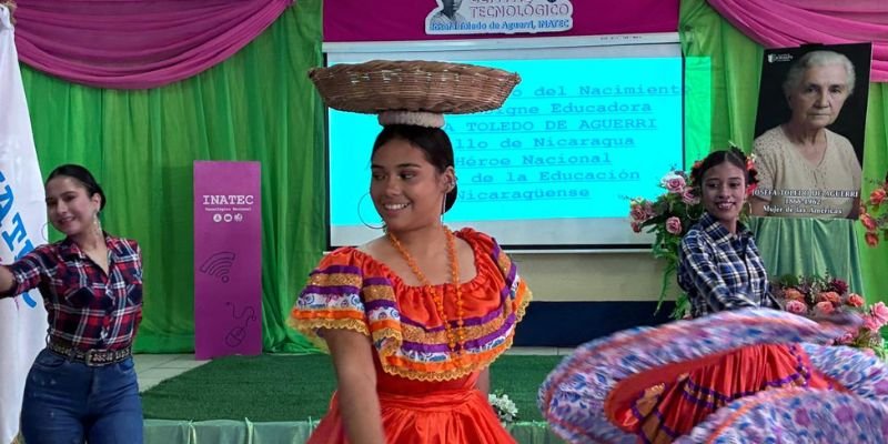 Estudiantes conmemoran el legado de la "Mujer de las Américas" con Festival de poesía y monólogo