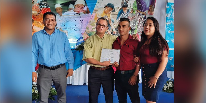 Centro Tecnológico Ernst Thalmann realiza graduación de 187 jóvenes de distintas carreras técnicas
