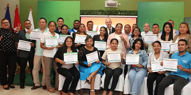 Maestros de Centros Tecnológicos Agropecuarios se especializan en restauración de suelos