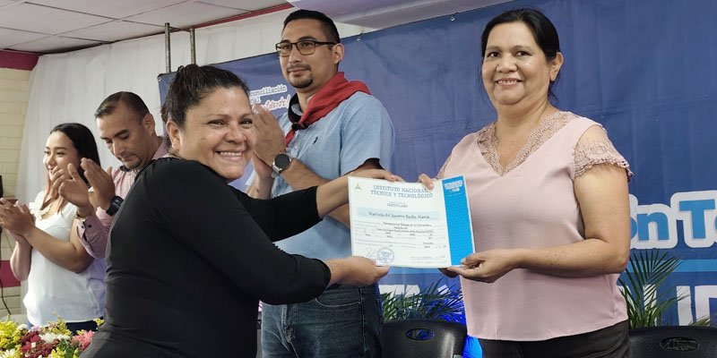 Maestros se gradúan en informática básica en  Centro Tecnológico Ricardo Morales