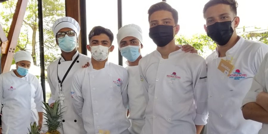 En el Día Internacional del Chef, estudiantes técnicos lo celebran con una Feria de Recetas Saludables