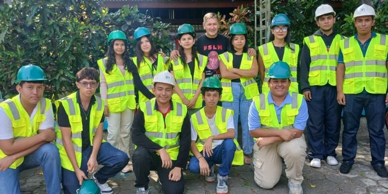 Estudiantes Técnicos rinden homenaje al  Comandante Eterno Hugo Chávez