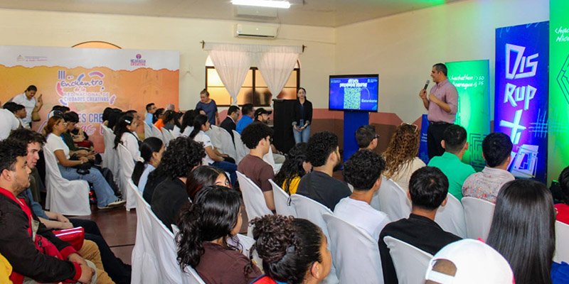 Juventud creativa en Masaya: Conferencia de Emprendimiento Disruptivo rumbo a Hackathon Nicaragua 2025