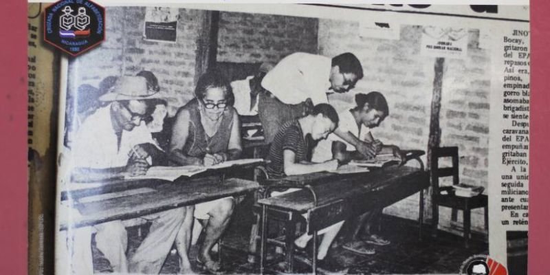 Conversatorio rinde homenaje al legado histórico de la Cruzada Nacional de Alfabetización