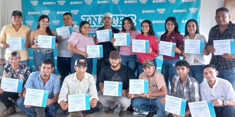 Jóvenes y productores de Nueva Guinea finalizan curso de Inseminación Artificial