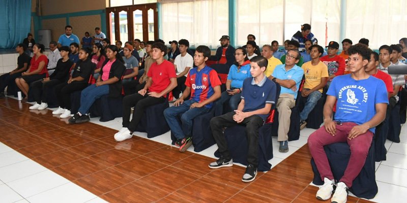 Centro Técnico Simón Bolívar celebra el "Día de la Dignidad Nacional" con festival y foro-debate