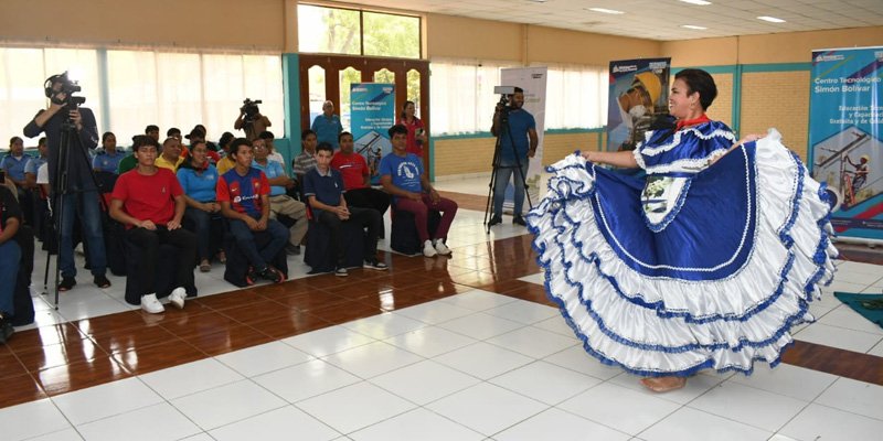 Centro Técnico Simón Bolívar celebra el "Día de la Dignidad Nacional" con festival y foro-debate