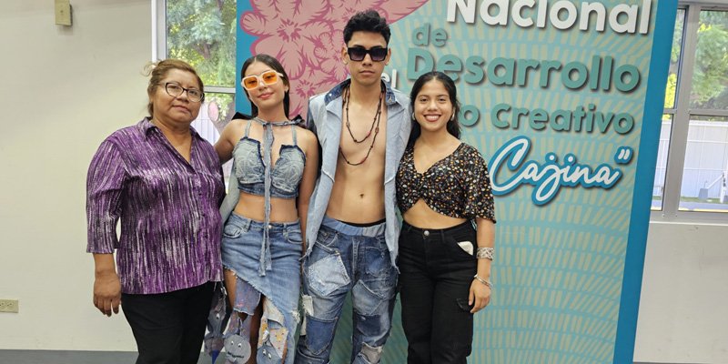Presentan diseños de Eco-Moda y Alta Costura como resultado del aprendizaje en cursos especializados