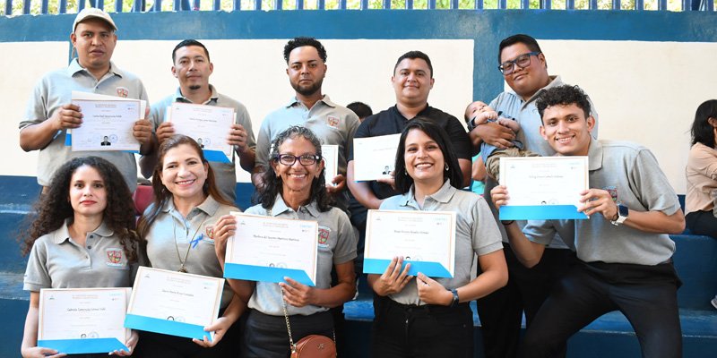 Éxito y superación: La historia de Graduados Destacados en el Centro Tecnológico Manuel Landez Rojas