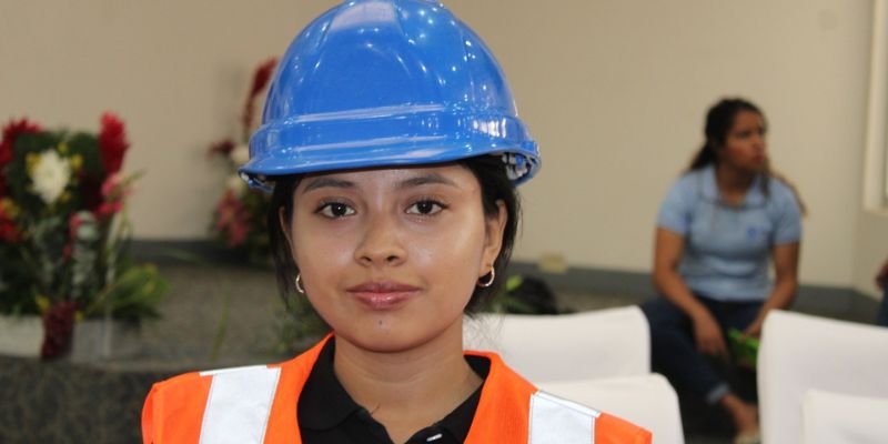 Educación Técnica con Rostro de Mujer