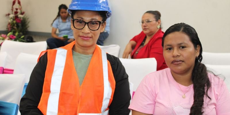 Educación Técnica con Rostro de Mujer