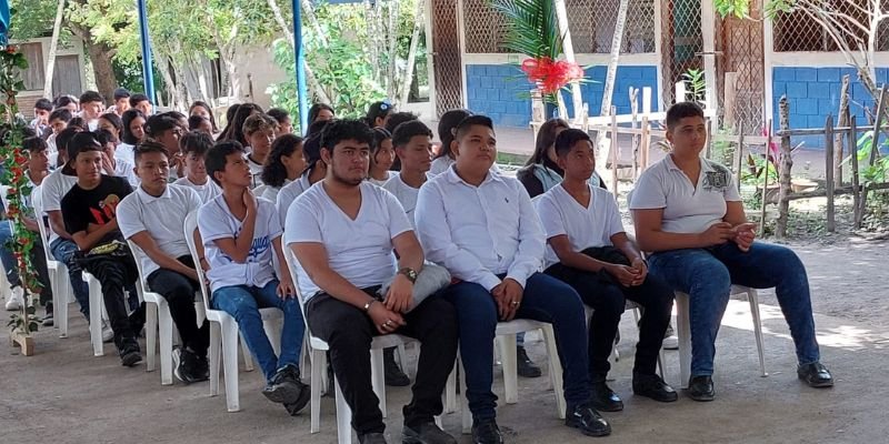 Estudiantes de Secundaria de Santa Cruz en Jalapa se certifican