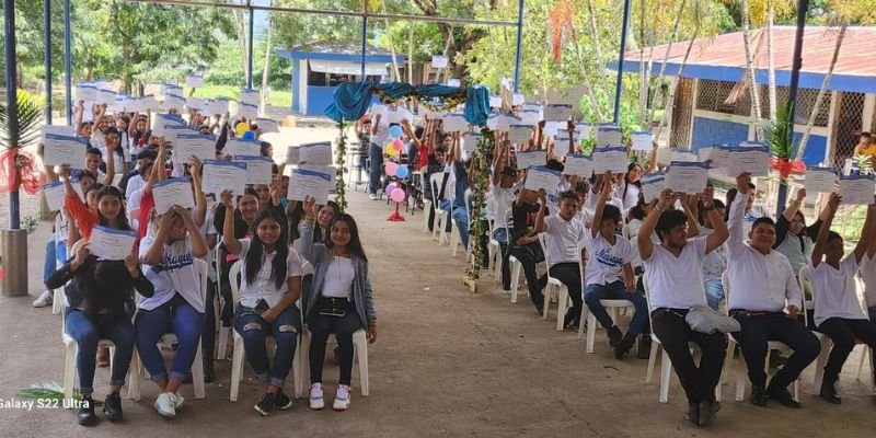 Estudiantes de Secundaria de Santa Cruz en Jalapa se certifican