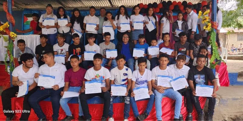 Estudiantes de Secundaria de Santa Cruz en Jalapa se certifican