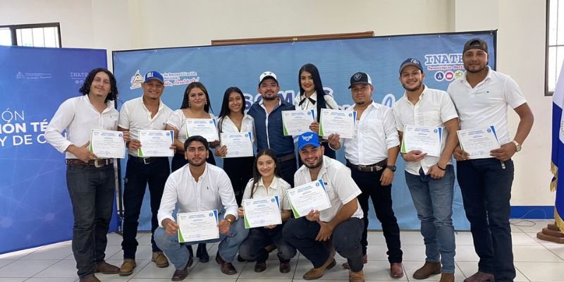 Protagonistas de cursos del Centro Tecnológico Héroes y Mártires de Asturias reciben certificados