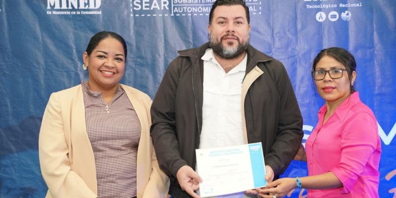 Maestros técnicos en Diseño Gráfico fortalecen sus competencias profesionales