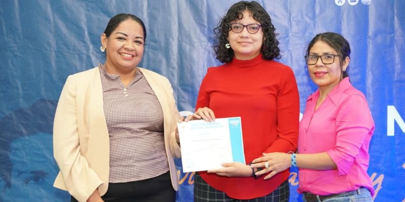 Maestros técnicos en Diseño Gráfico fortalecen sus competencias profesionales