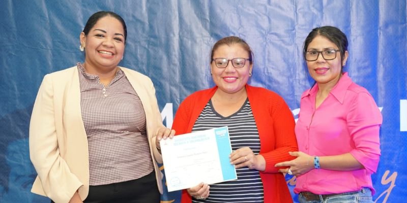 Maestros técnicos en Diseño Gráfico fortalecen sus competencias profesionales