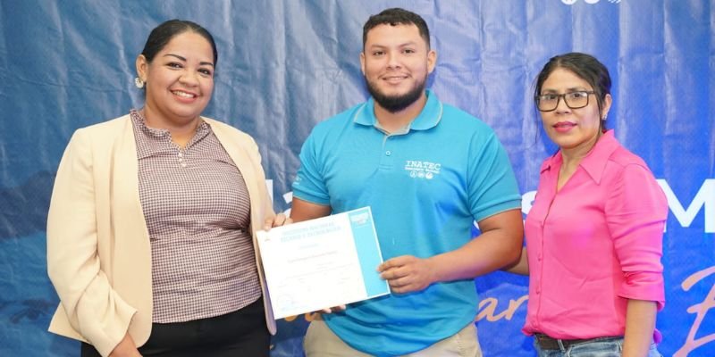 Maestros técnicos en Diseño Gráfico fortalecen sus competencias profesionales