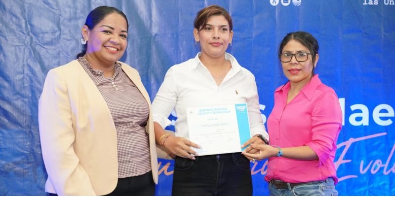 Maestros técnicos en Diseño Gráfico fortalecen sus competencias profesionales