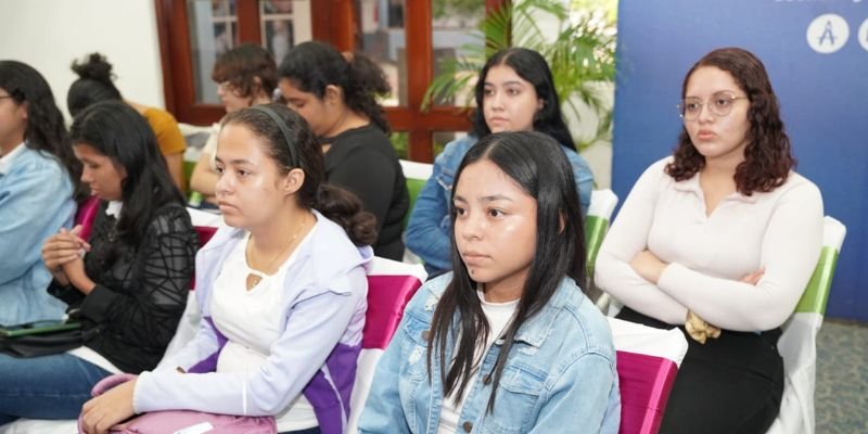 Maestros técnicos en Diseño Gráfico fortalecen sus competencias profesionales