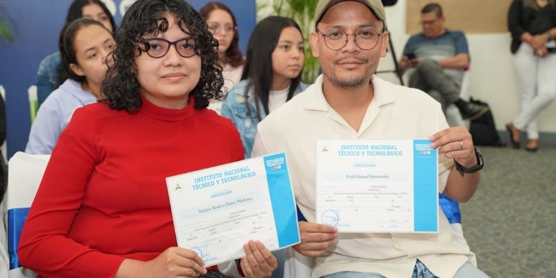 Maestros técnicos en Diseño Gráfico fortalecen sus competencias profesionales