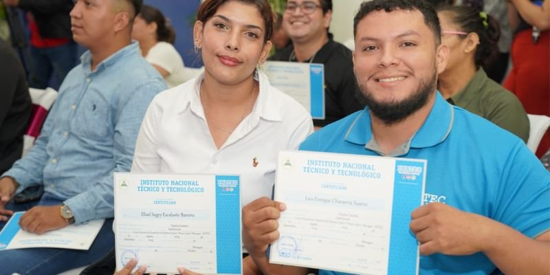 Maestros técnicos en Diseño Gráfico fortalecen sus competencias profesionales