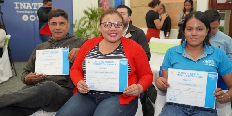 Maestros técnicos en Diseño Gráfico fortalecen sus competencias profesionales