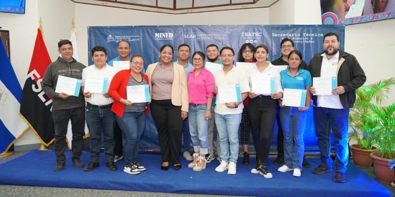 Maestros técnicos en Diseño Gráfico fortalecen sus competencias profesionales