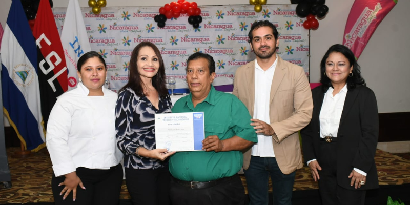 Entrega de certificados a prestadores de servicios del sector turístico