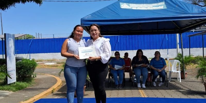 Reconocimientos a mujeres destacadas en la educación técnica