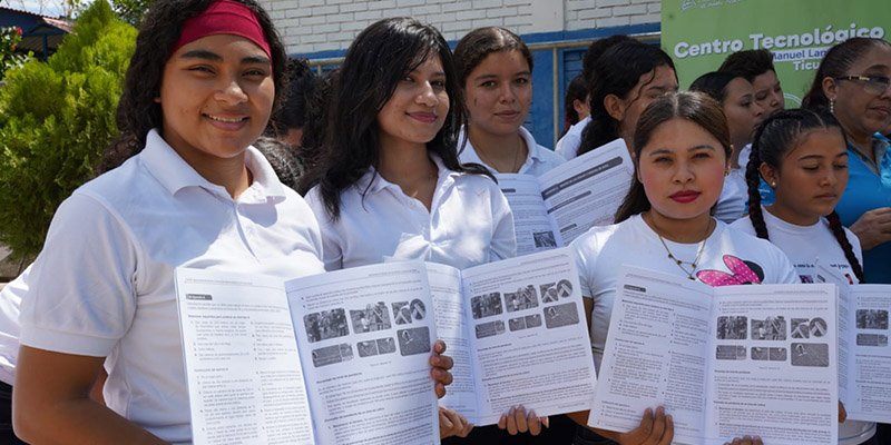 De las aulas al campo: jóvenes de San Francisco Libre aprenden a producir su propio futuro