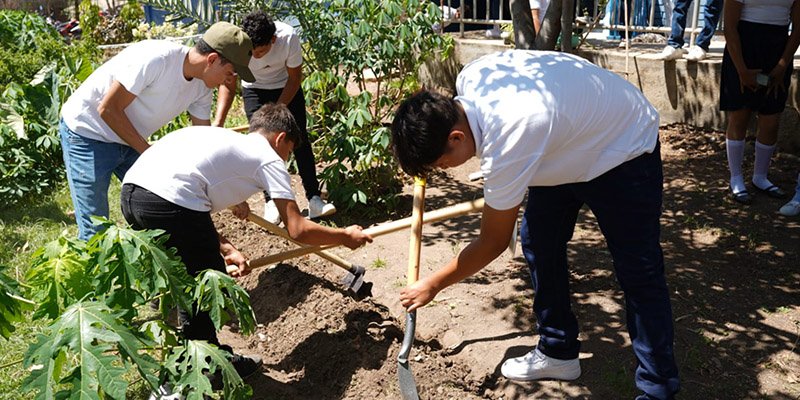 De las aulas al campo: jóvenes de San Francisco Libre aprenden a producir su propio futuro