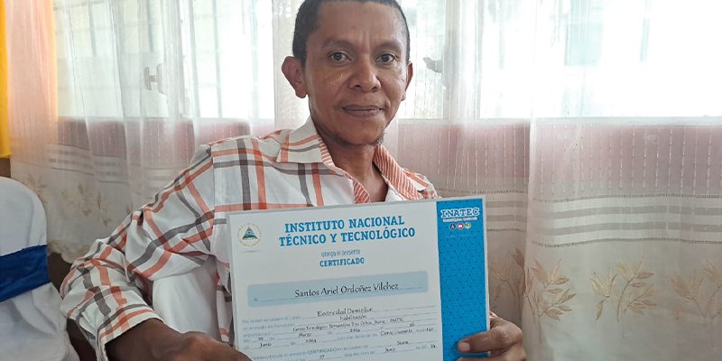 Protagonistas de Siuna reciben certificados