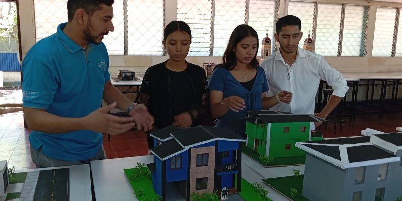 Estudiantes del Centro Tecnológico Ernst Thalmann realizan demostraciones de sus habilidades y competencias