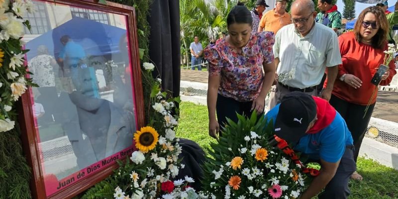 Estudiantes Técnicos de León honran el legado de Juan de Dios Muñoz Reyes con arte, memoria y compromiso educativo