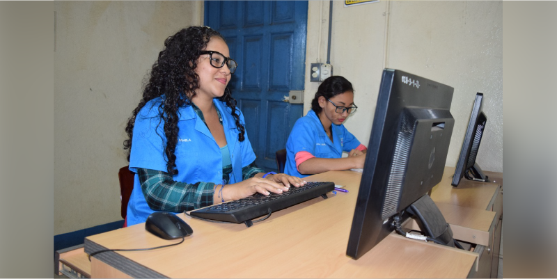 Estudiantes inician segundo semestre, con nuevos equipos de Computación