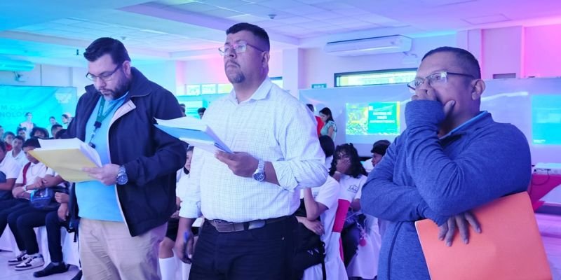 Estudiantes del Centro Tecnológico Juan de Dios Muñoz Reyes de León Deslumbran con Proyectos Innovadores