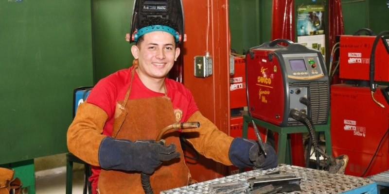 Estudiantes técnicos cuentan sus experiencias y aspiraciones al estudiar en Centros Tecnológicos