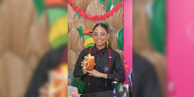 Estudiantes de Hotelería y Turismo  exhiben sus habilidades en coctelería