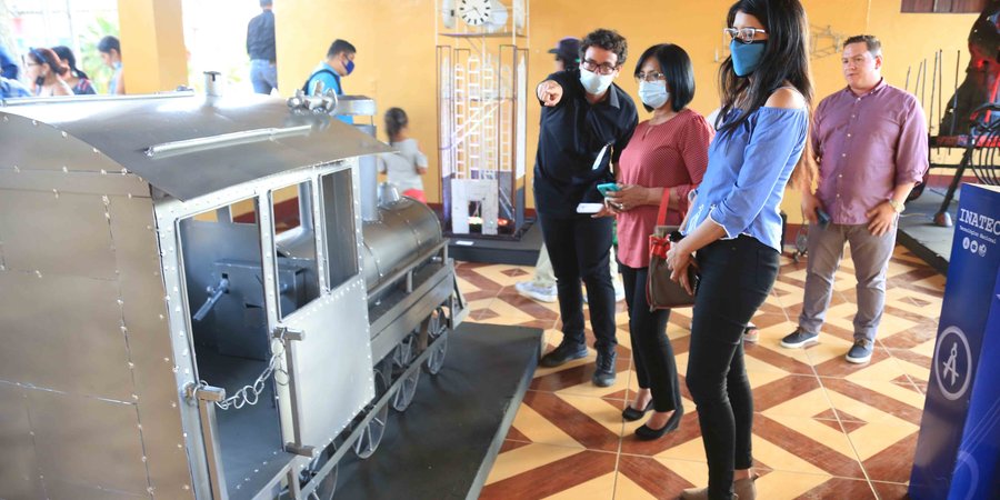 Caraceños disfrutan de la Exposición de Arte en Metal y Luces creada por Estudiantes Técnicos
