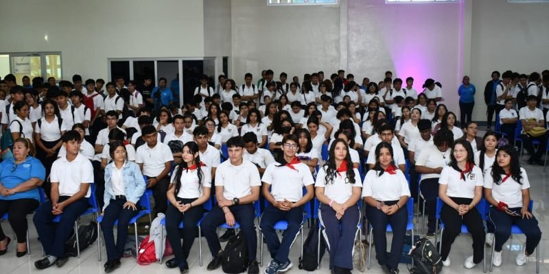 Estudiantes técnicos rinden homenaje a los Comandantes Tomás Borge y Fidel con festival artístico y cultural