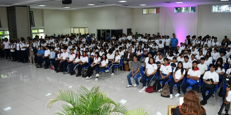 Estudiantes técnicos rinden homenaje a los Comandantes Tomás Borge y Fidel con festival artístico y cultural