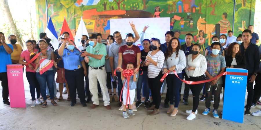 Familias de Condega reciben 2 Laboratorios Móviles de Computación