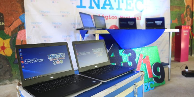 Familias de Condega reciben 2 Laboratorios Móviles de Computación
