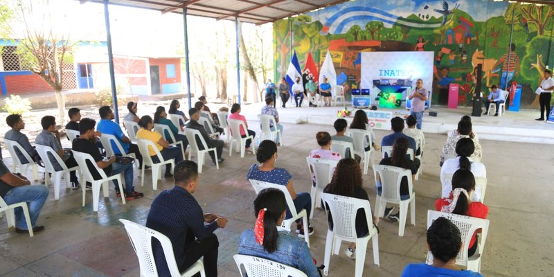 Familias de Condega reciben 2 Laboratorios Móviles de Computación