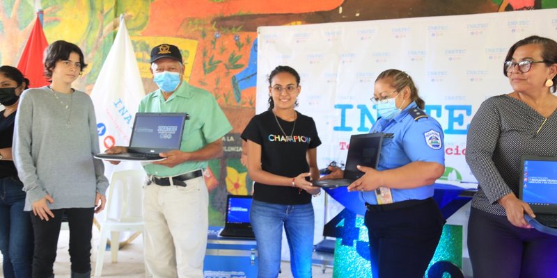 Familias de Condega reciben 2 Laboratorios Móviles de Computación
