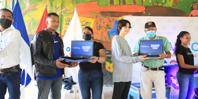 Familias de Condega reciben 2 Laboratorios Móviles de Computación