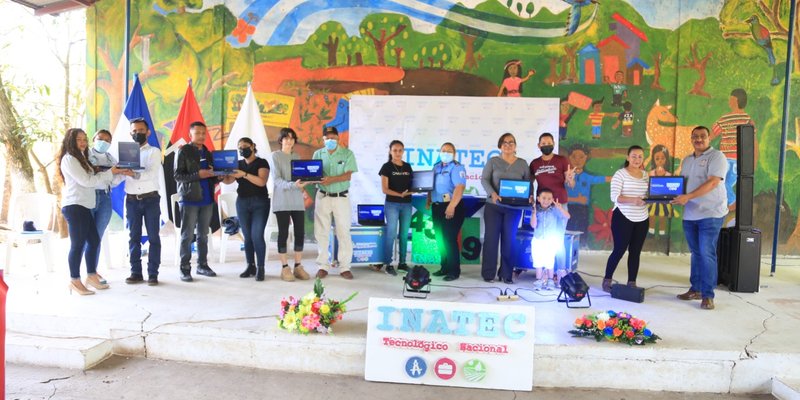 Familias de Condega reciben 2 Laboratorios Móviles de Computación