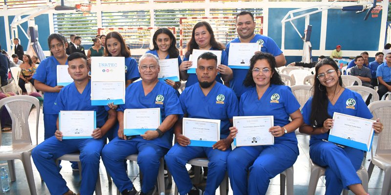 Éxito y superación: La historia de Graduados Destacados en el Centro Tecnológico Manuel Landez Rojas